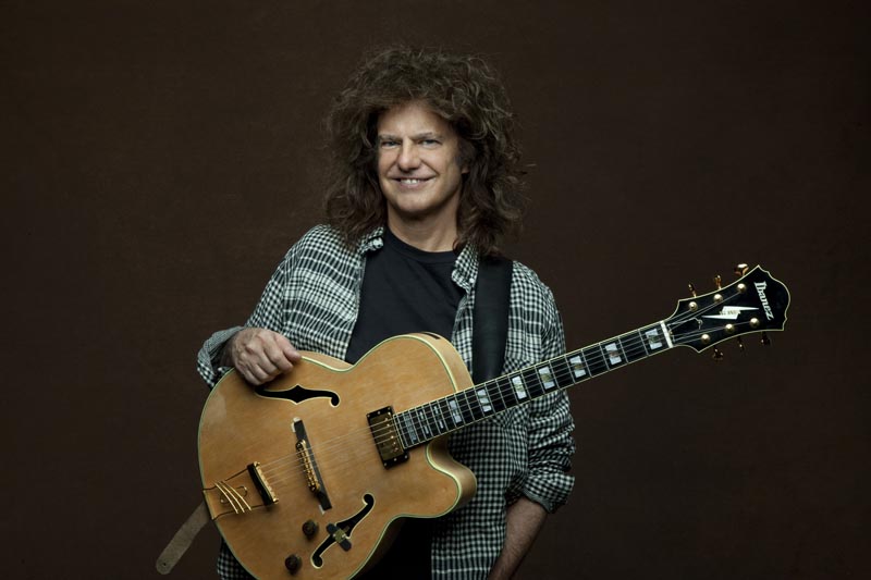 metheny-solo-photo-2-extralarge_1369249802486_2-jpg